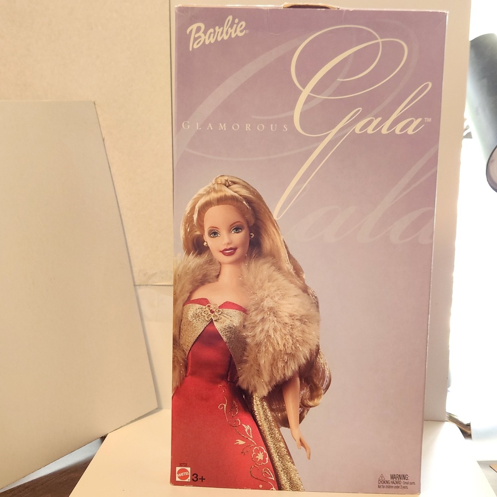 Mattel Glamorous Gala Barbie Doll Red Gown Gold Filigree Faux‎ Fur Stole NIB - Picture 8 of 9